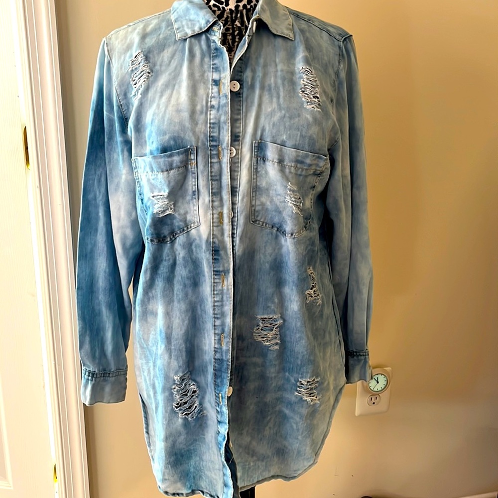 SUPER CUTE Distressed Denim Button Front Shirt - Size 1X Jean Top 💙💙💙